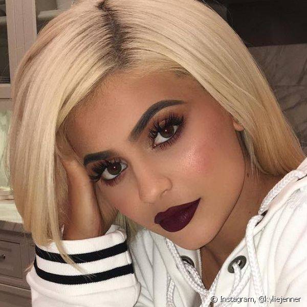 Os lábios vinho e matte, só se for agora! O tom é tendência e também é queridinho de Kylie Jenner (Foto: Instagram @kyliejenner)